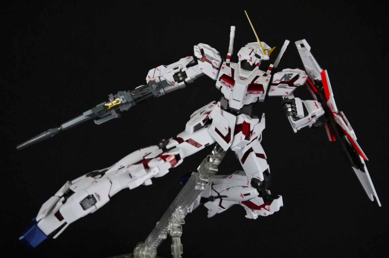 MG 1/100 RX-0 Unicorn Gundam Full Psycho-Frame (OVA Ver.) by Bandai