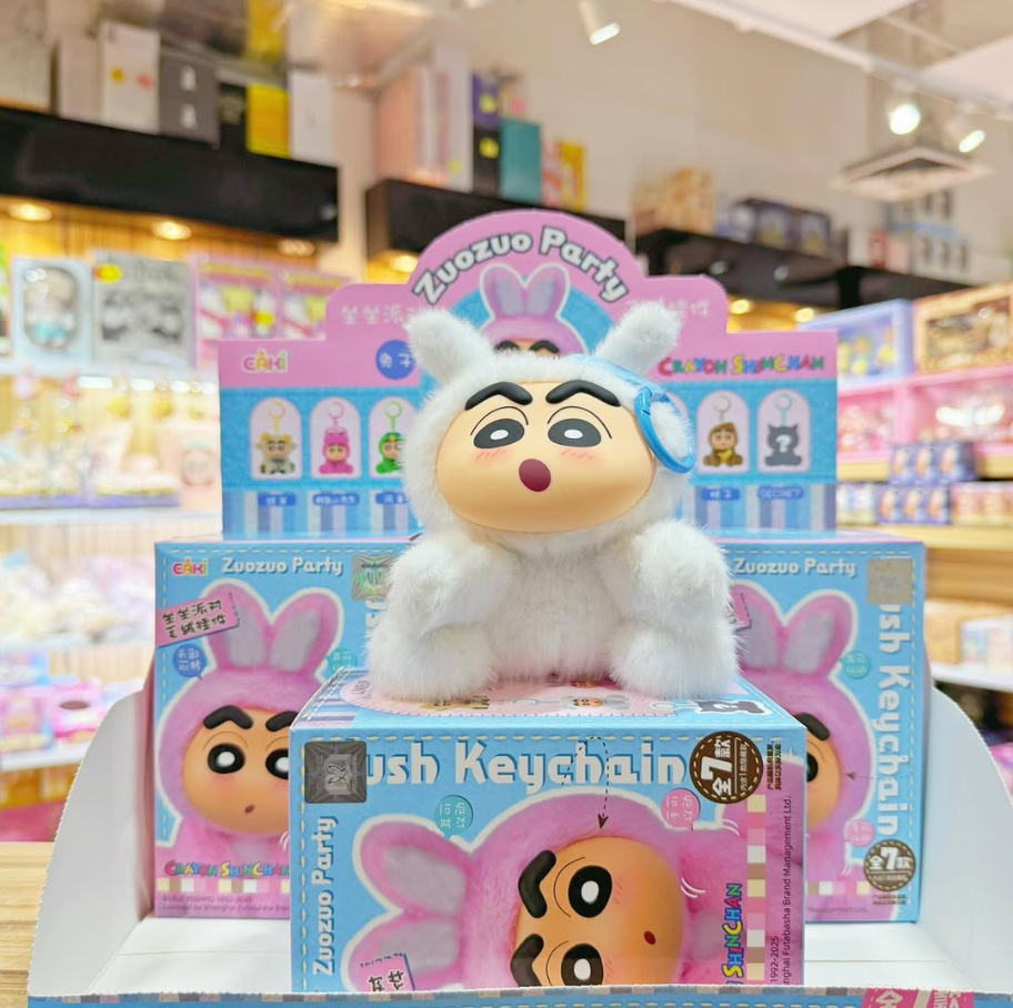 ตุ๊กตาพวงกุญแจ ชินจัง ลิขสิทธิ์แท้ - Crayon Shinchan Zuozuo Sitting Party Series Plush Keychain by Eaki