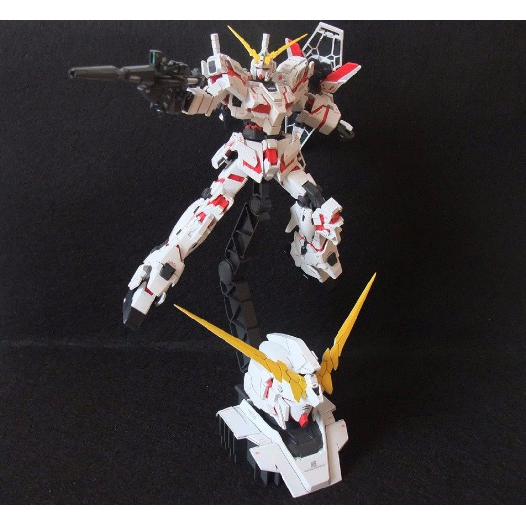 HGUC 1/144 RX-0 Unicorn Gundam Destroy Mode + Head Display Base by Bandai