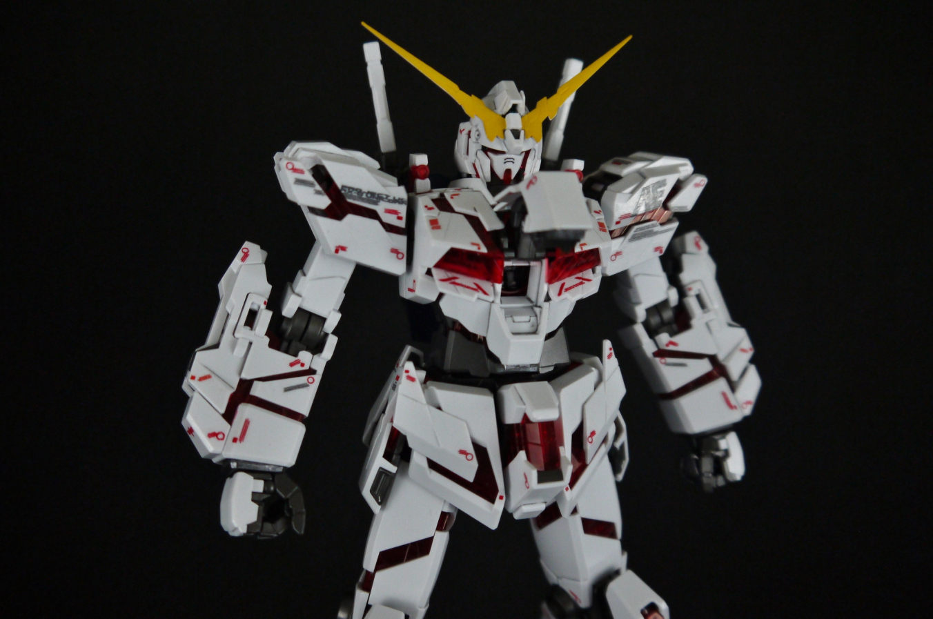 MG 1/100 RX-0 Unicorn Gundam Full Psycho-Frame (OVA Ver.) by Bandai