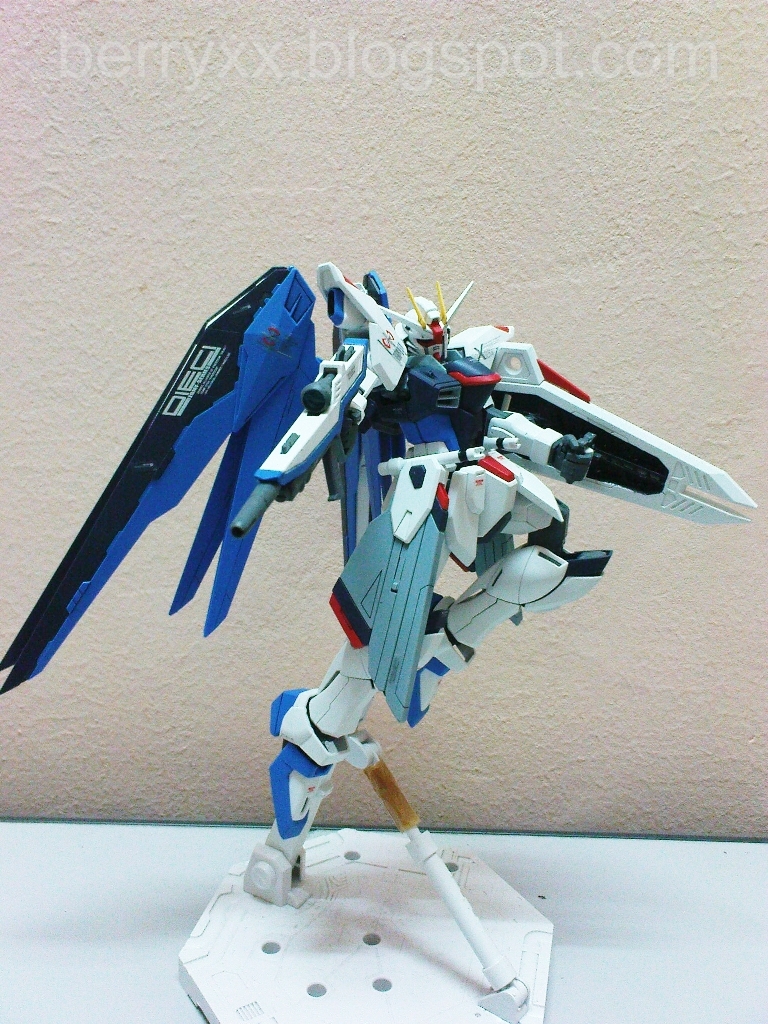 MG 1/100 ZGMF-X10A Freedom Gundam by Bandai