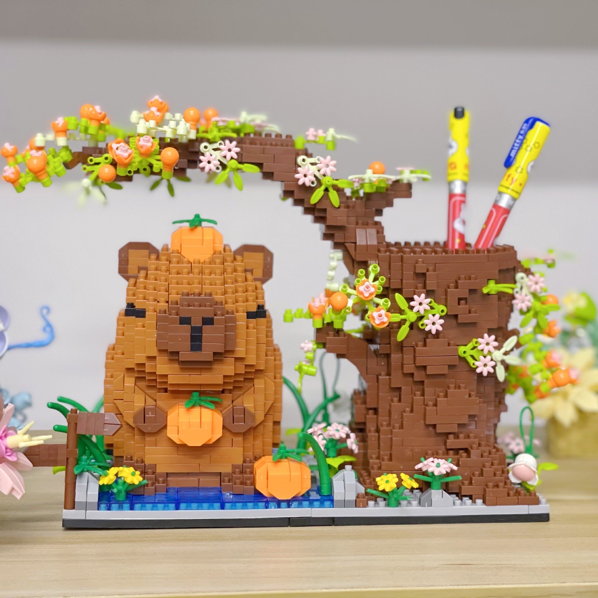 York Block M 3166 - Capybara Tree Pen Holder