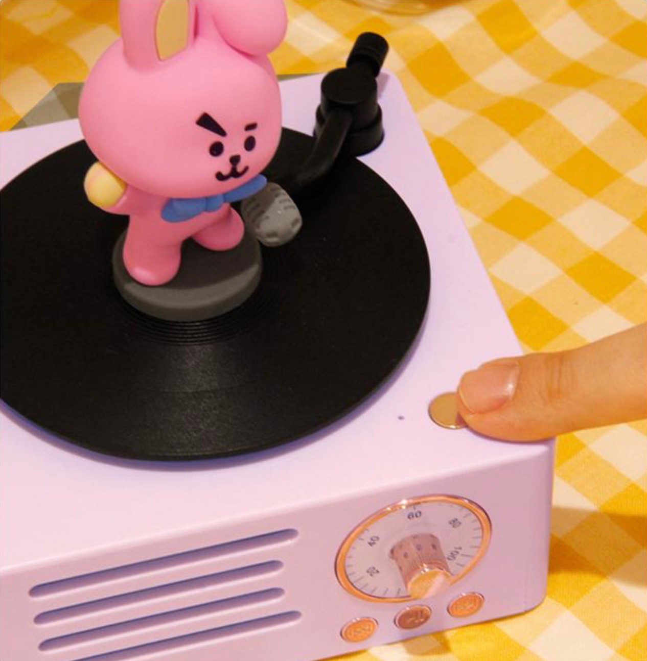 ลำโพงบลูทูธ - BT21 Turntable Bluetooth Speaker and Radio by Line Friends