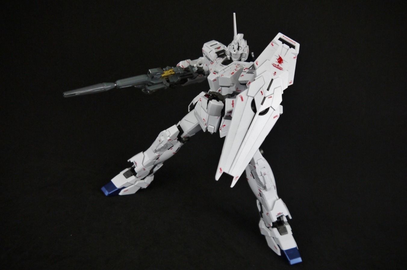MG 1/100 RX-0 Unicorn Gundam Full Psycho-Frame (OVA Ver.) by Bandai
