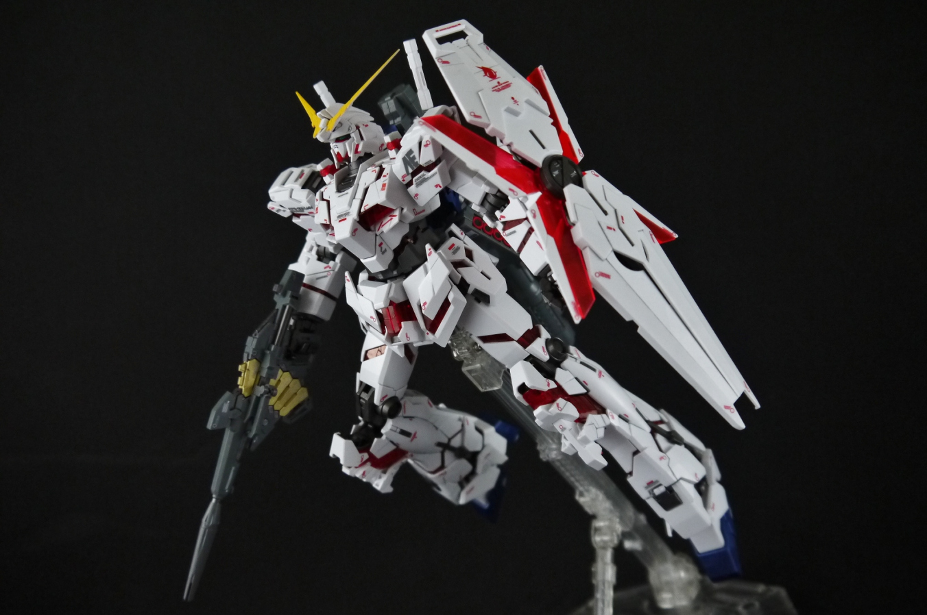 MG 1/100 RX-0 Unicorn Gundam Full Psycho-Frame (OVA Ver.) by Bandai