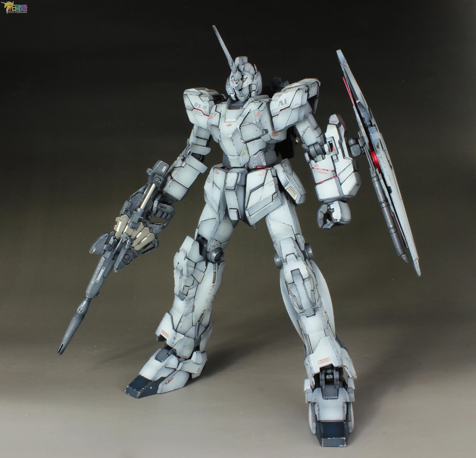 MG 1/100 RX-0 Unicorn Gundam Full Psycho-Frame Prototype Mobile Suit with Cage by Bandai