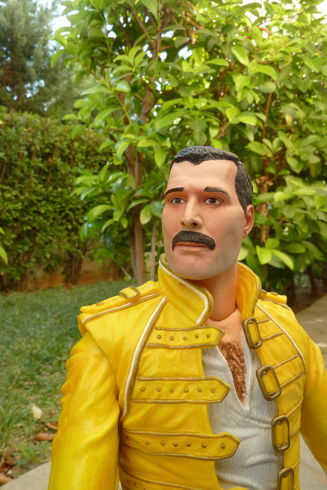 Queen - Freddie Mercury 18”inch Motion Activated Sound Figure by Neca