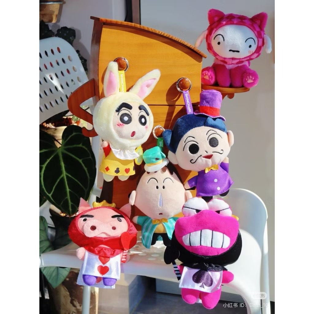 ตุ๊กตาพวงกุญแจ Crayon Shinchan x Alice in Wonderland Series Plush Keychain by LDCX