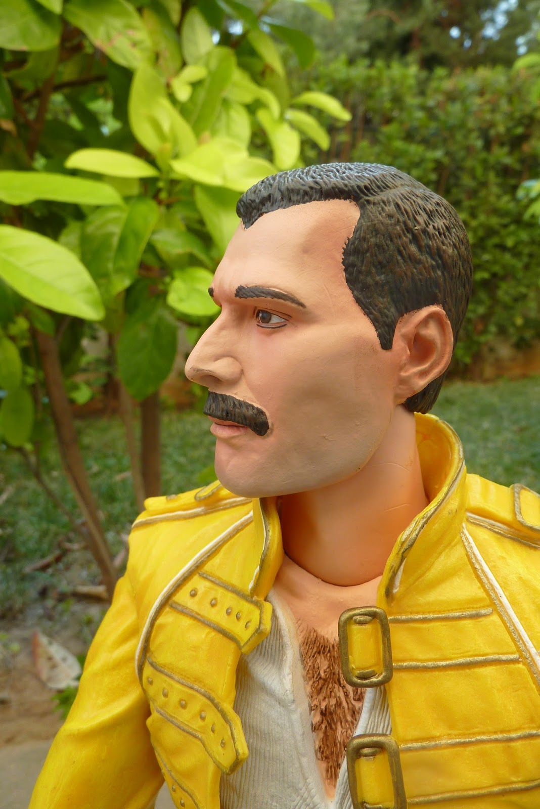 Queen - Freddie Mercury 18”inch Motion Activated Sound Figure by Neca