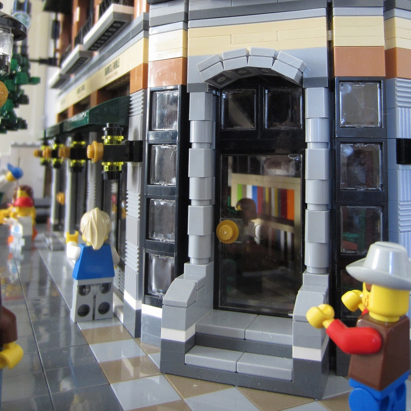 Lepin 15017 Barnes & Nobles / Starbucks 4616pcs