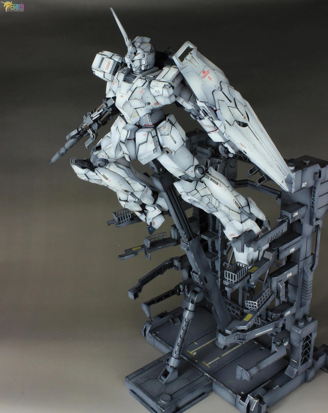 MG 1/100 RX-0 Unicorn Gundam Full Psycho-Frame Prototype Mobile Suit with Cage by Bandai
