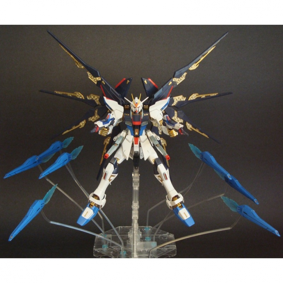 MG 1/100 ZGMF-X20A Strike Freedom Gundam Full Burst Mode by Bandai
