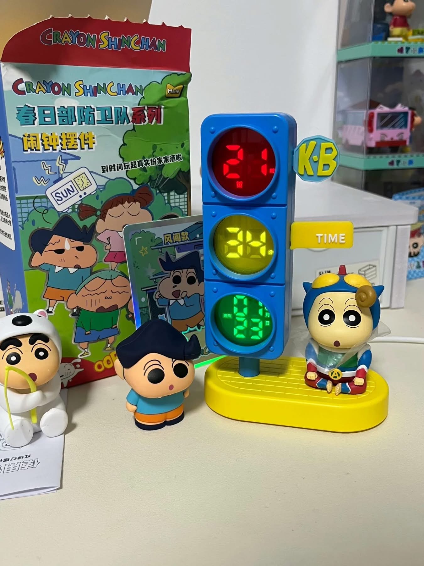 ร้าน🇹🇭 พร้อมส่ง✨ นาฬิกาปลุกตั้งโต๊ะ ได้ 1 ตัว - Crayon Shinchan - Traffic Light Alarm Clock Series by Maihe