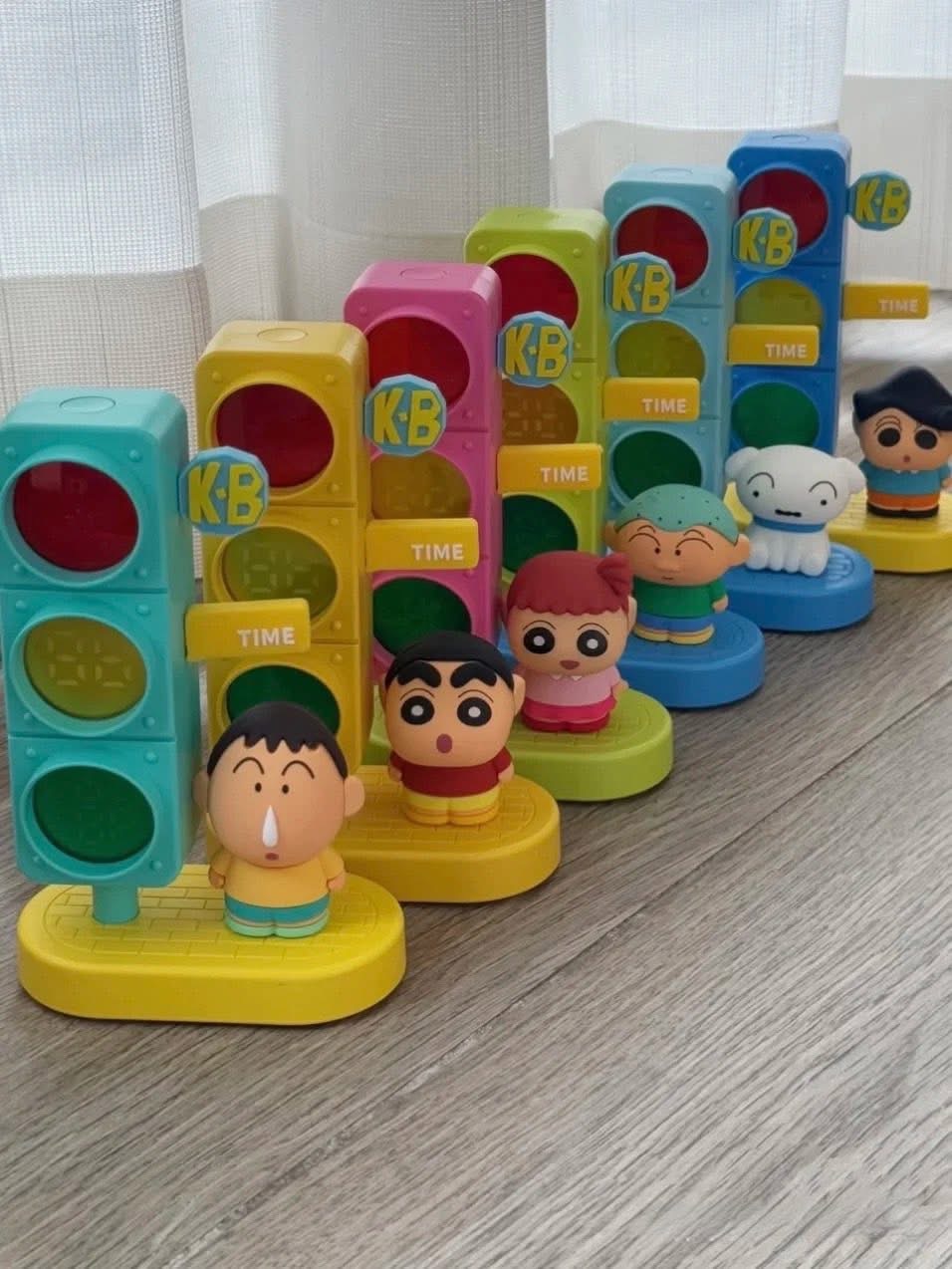 ร้าน🇹🇭 พร้อมส่ง✨ นาฬิกาปลุกตั้งโต๊ะ ได้ 1 ตัว - Crayon Shinchan - Traffic Light Alarm Clock Series by Maihe