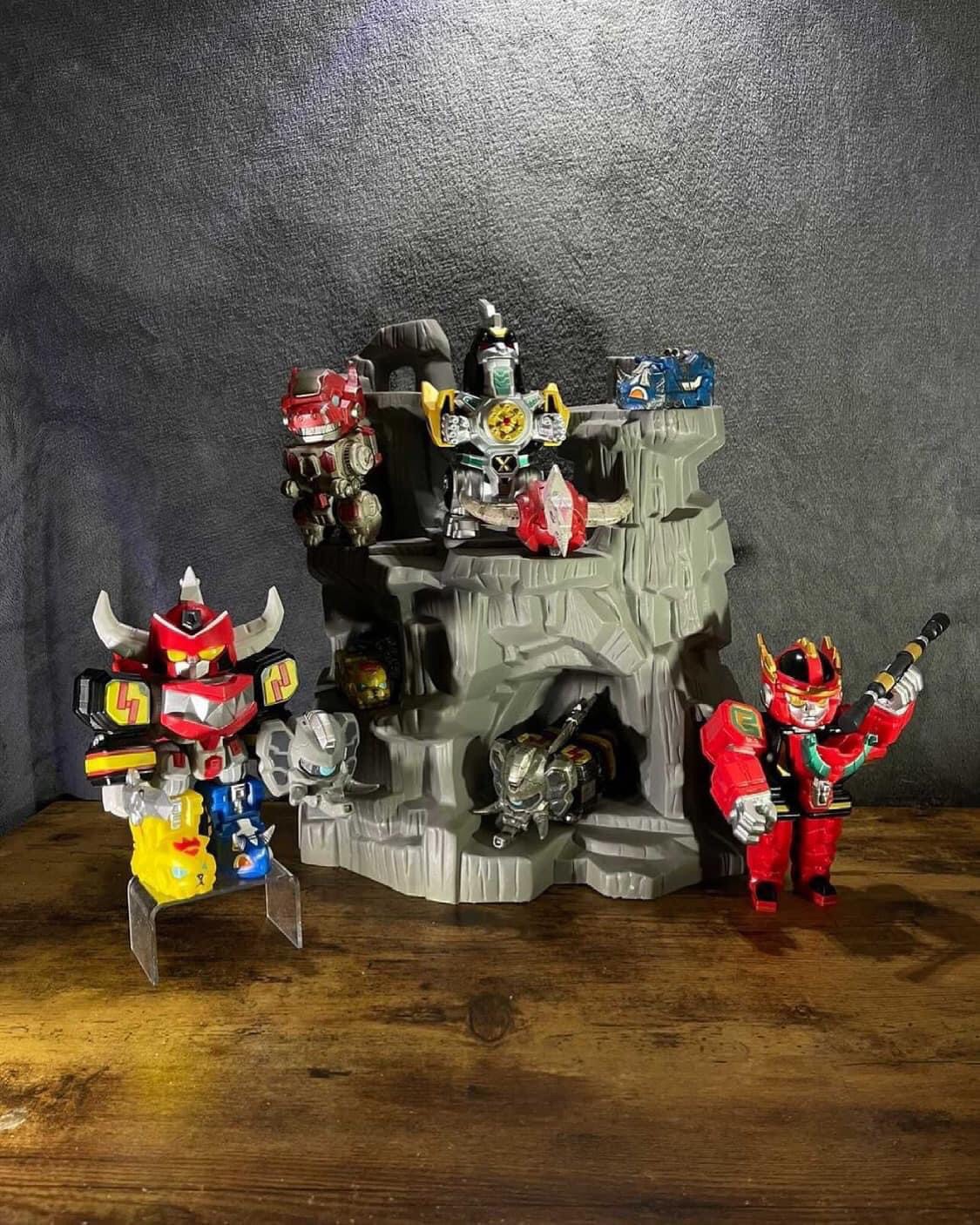 Tokusatsu Vinyl series: T-Rex Caesar Power Raider by Black Seed Toys 4,000฿