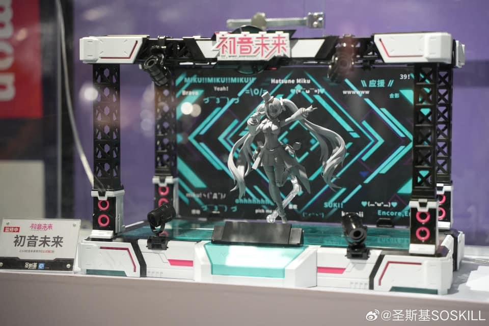 Pre-order : 1/12 Hatsune Miku Singing the Future Vocaloid + Stage Set Plastic Model Kit by SOSKILL x YOLOPARK