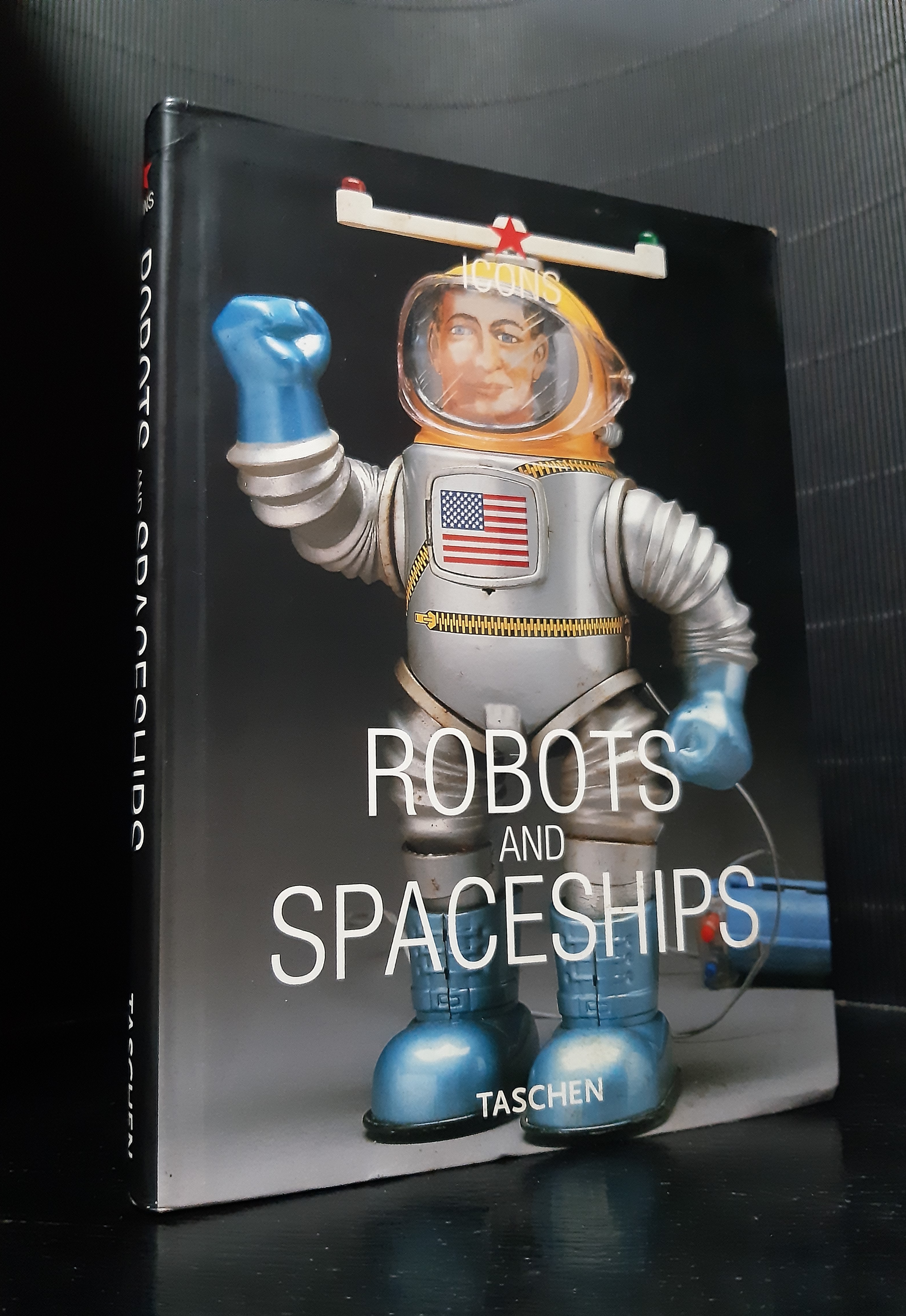 Tin Toys Book 🔴 Robots and Spaceships (ปกอ่อน)