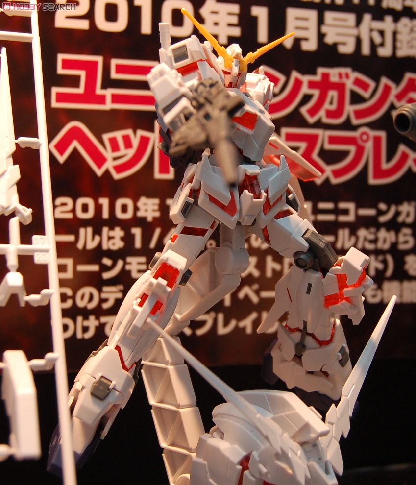 HGUC 1/144 RX-0 Unicorn Gundam Destroy Mode + Head Display Base by Bandai