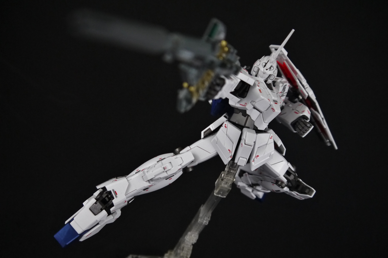 MG 1/100 RX-0 Unicorn Gundam Full Psycho-Frame (OVA Ver.) by Bandai