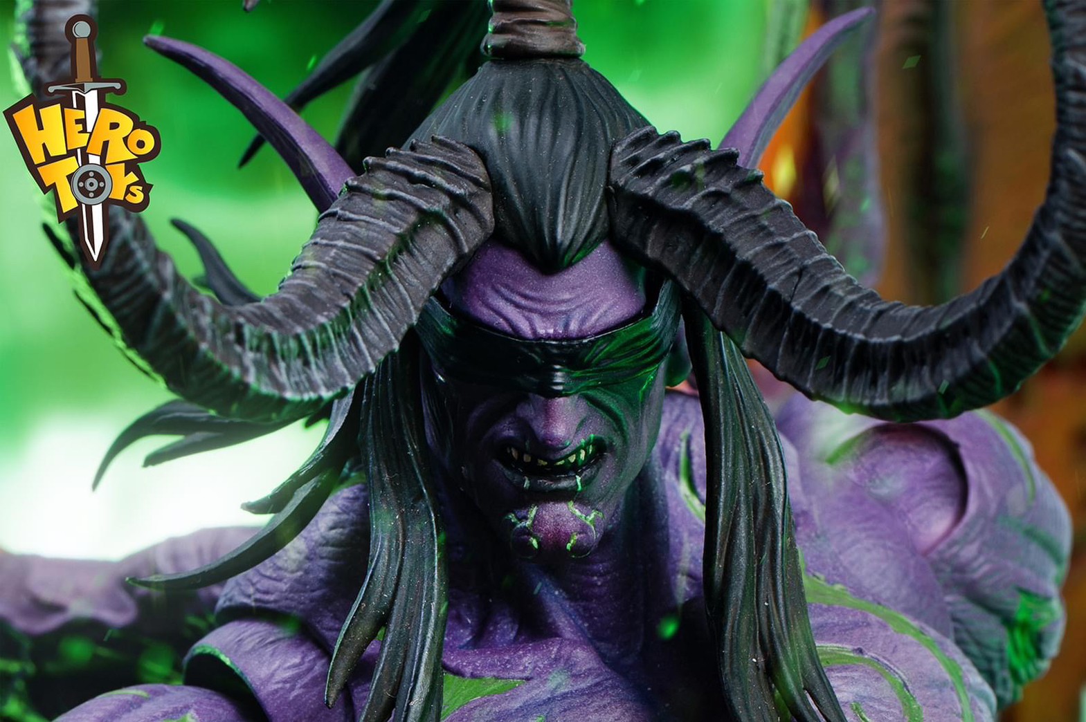 Pre-order : World of Warcraft 1/10 Demon Hunter Illidan Stormrage Action Figure by Hero Toys