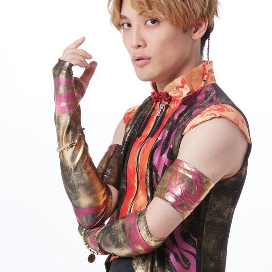 PRE-ORDER : Avataro Sentai Donbrothers h.NAOTO Jiro Momoya Gold Arm Cover Set