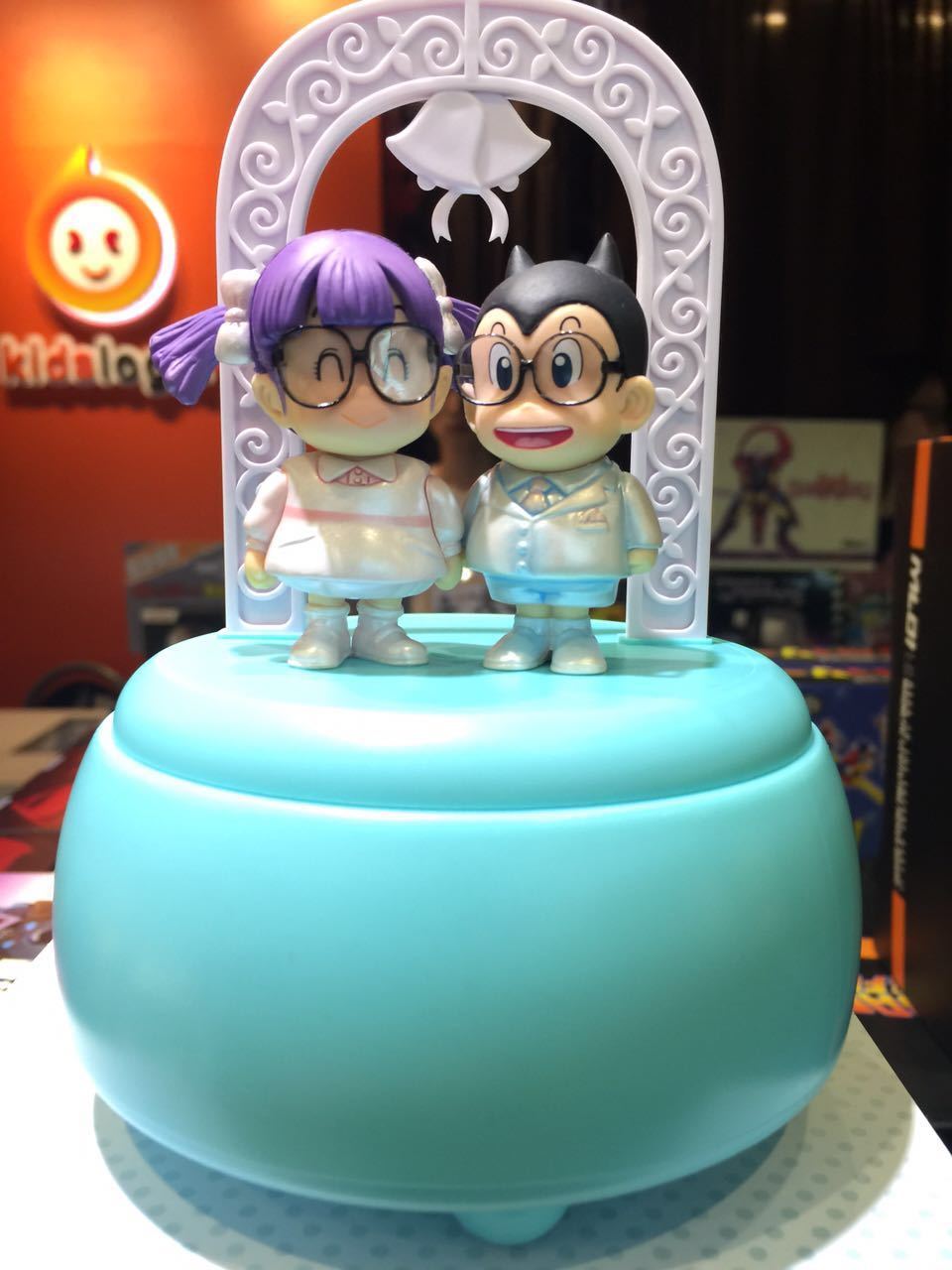 MB01 Dr. Slump Arale Music Box - Wedding Version by Kids Logic