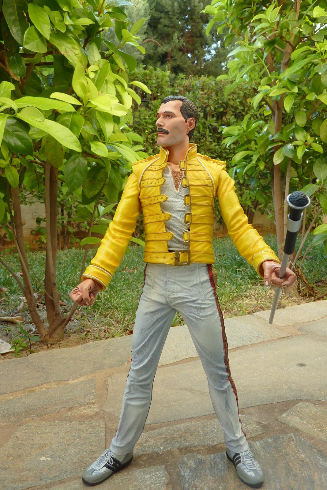 Queen - Freddie Mercury 18”inch Motion Activated Sound Figure by Neca