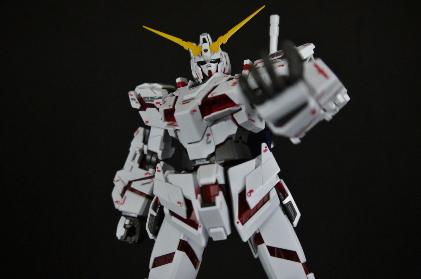 MG 1/100 RX-0 Unicorn Gundam Full Psycho-Frame (OVA Ver.) by Bandai