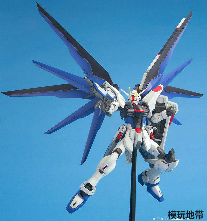 MG 1/100 ZGMF-X10A Freedom Gundam by Bandai