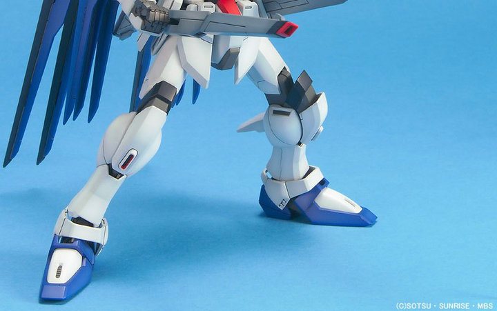 MG 1/100 ZGMF-X10A Freedom Gundam by Bandai