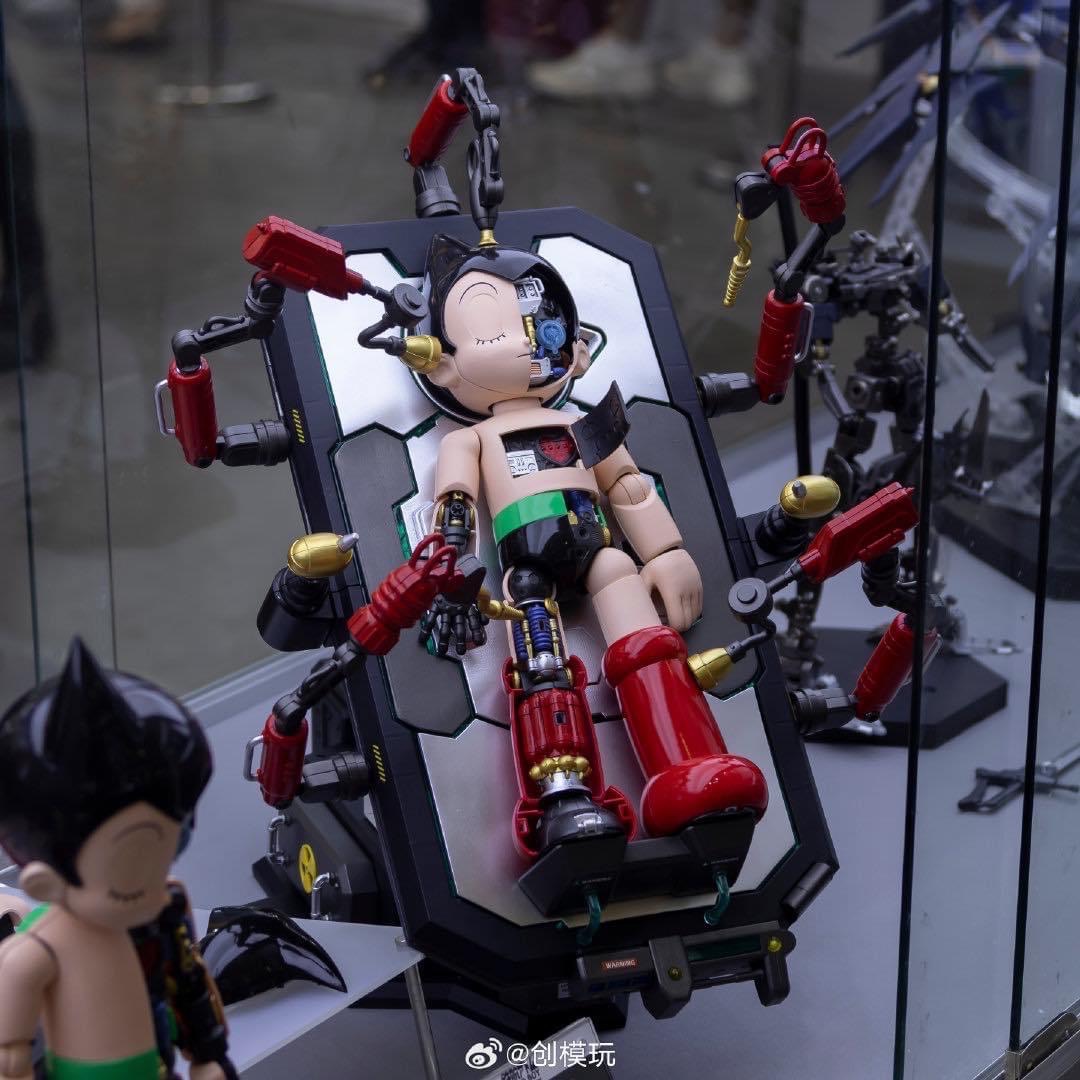 Pre-order : Astro Boy Plastic Model Kit 30 cm! by Tron Model-Kit