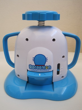 Doraemon เครื่องปั๊มเข็มกลัด by Bandai