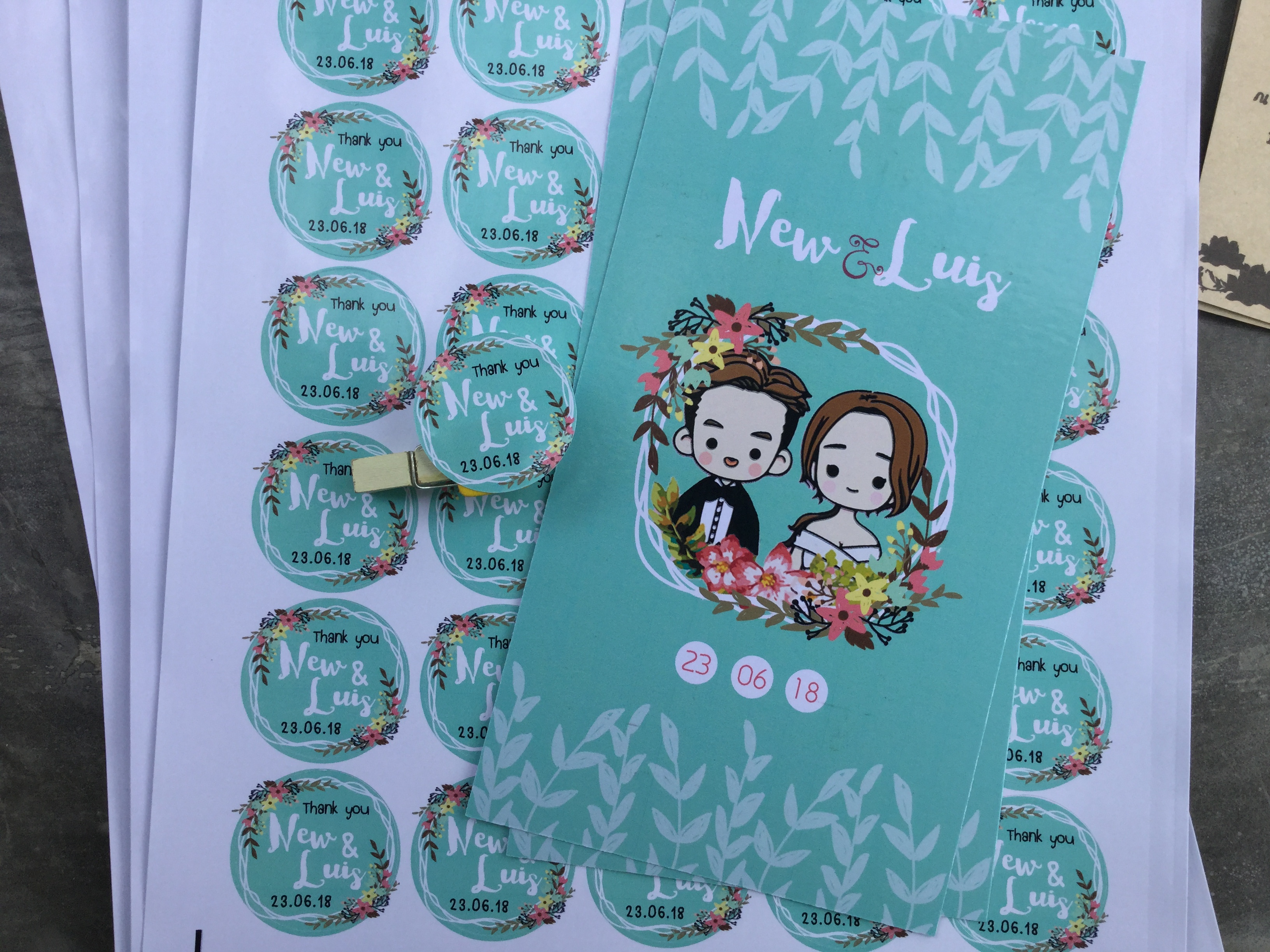 สติ๊กเกอร์ของชำร่วยแบบเดียวกับการ์ด