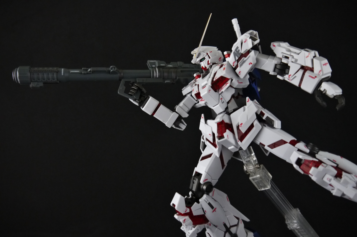 MG 1/100 RX-0 Unicorn Gundam Full Psycho-Frame (OVA Ver.) by Bandai