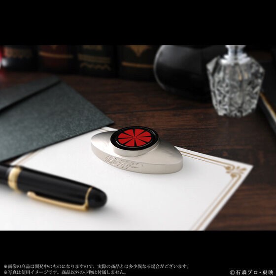 PRE-ORDER : Kamen Rider Paperweight