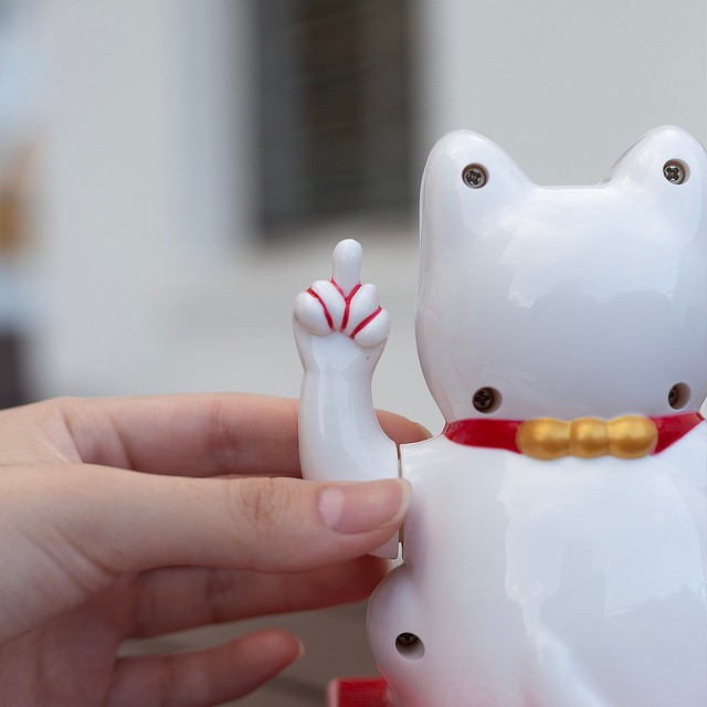 ฟิกเกอร์ แมวกวัก Angry Lucky Cat by Cattitude