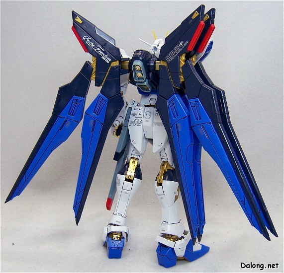 MG 1/100 ZGMF-X20A Strike Freedom Gundam Full Burst Mode by Bandai