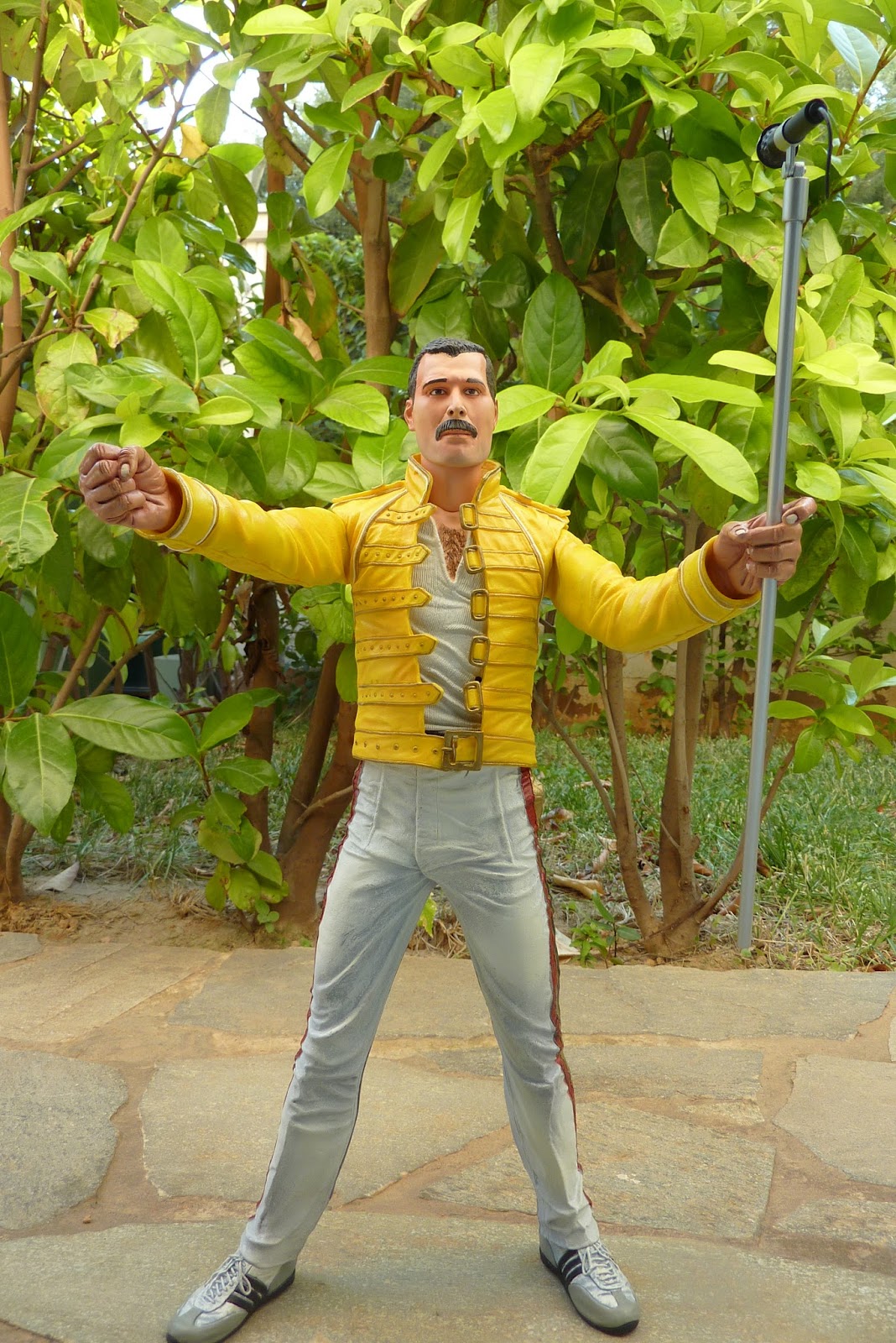 Queen - Freddie Mercury 18”inch Motion Activated Sound Figure by Neca