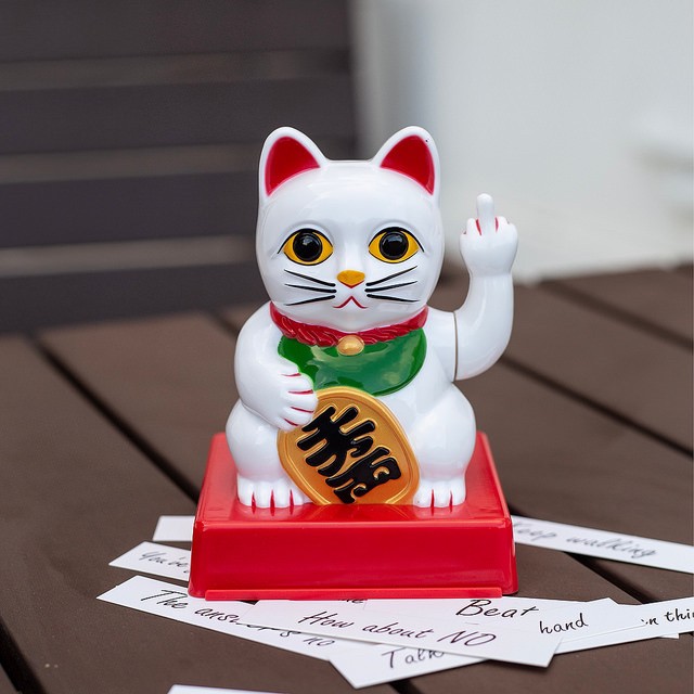ฟิกเกอร์ แมวกวัก Angry Lucky Cat by Cattitude