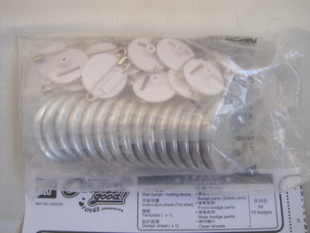 Doraemon เครื่องปั๊มเข็มกลัด by Bandai