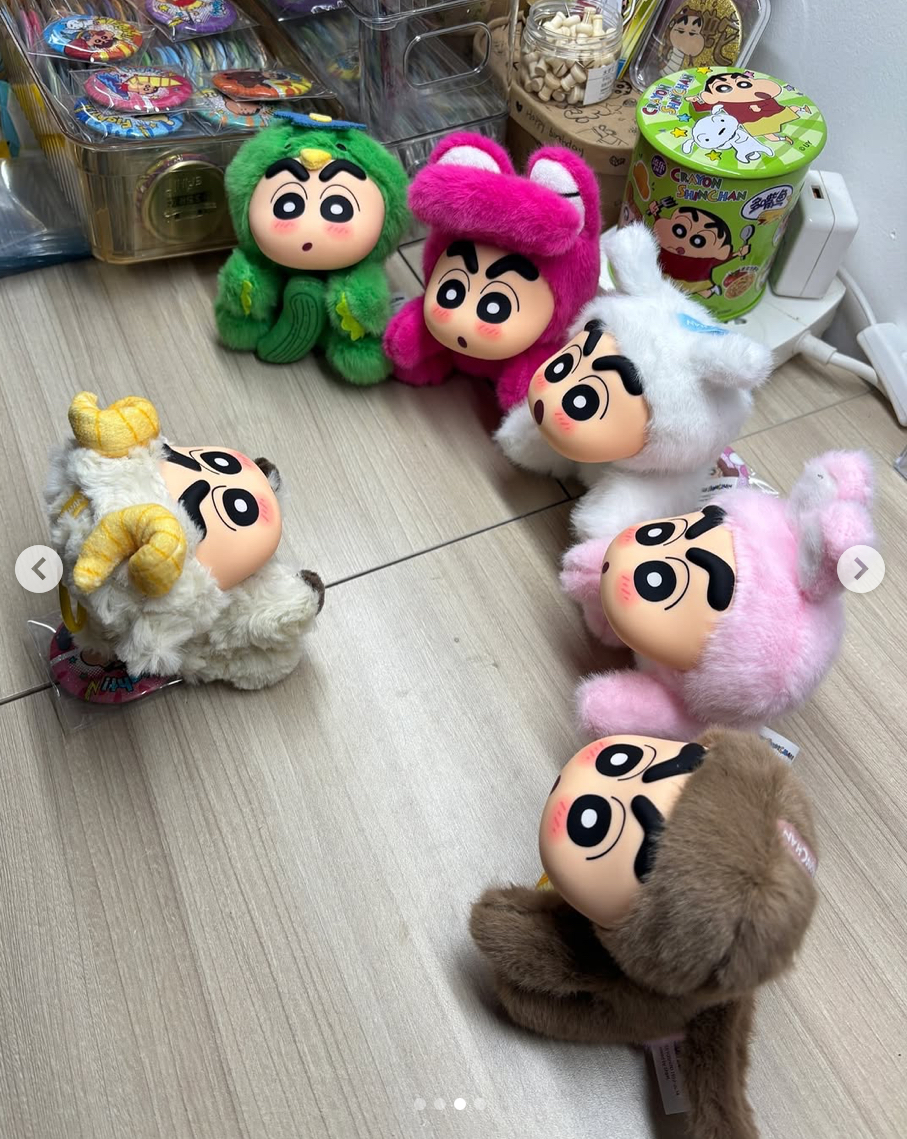 ตุ๊กตาพวงกุญแจ ชินจัง ลิขสิทธิ์แท้ - Crayon Shinchan Zuozuo Sitting Party Series Plush Keychain by Eaki