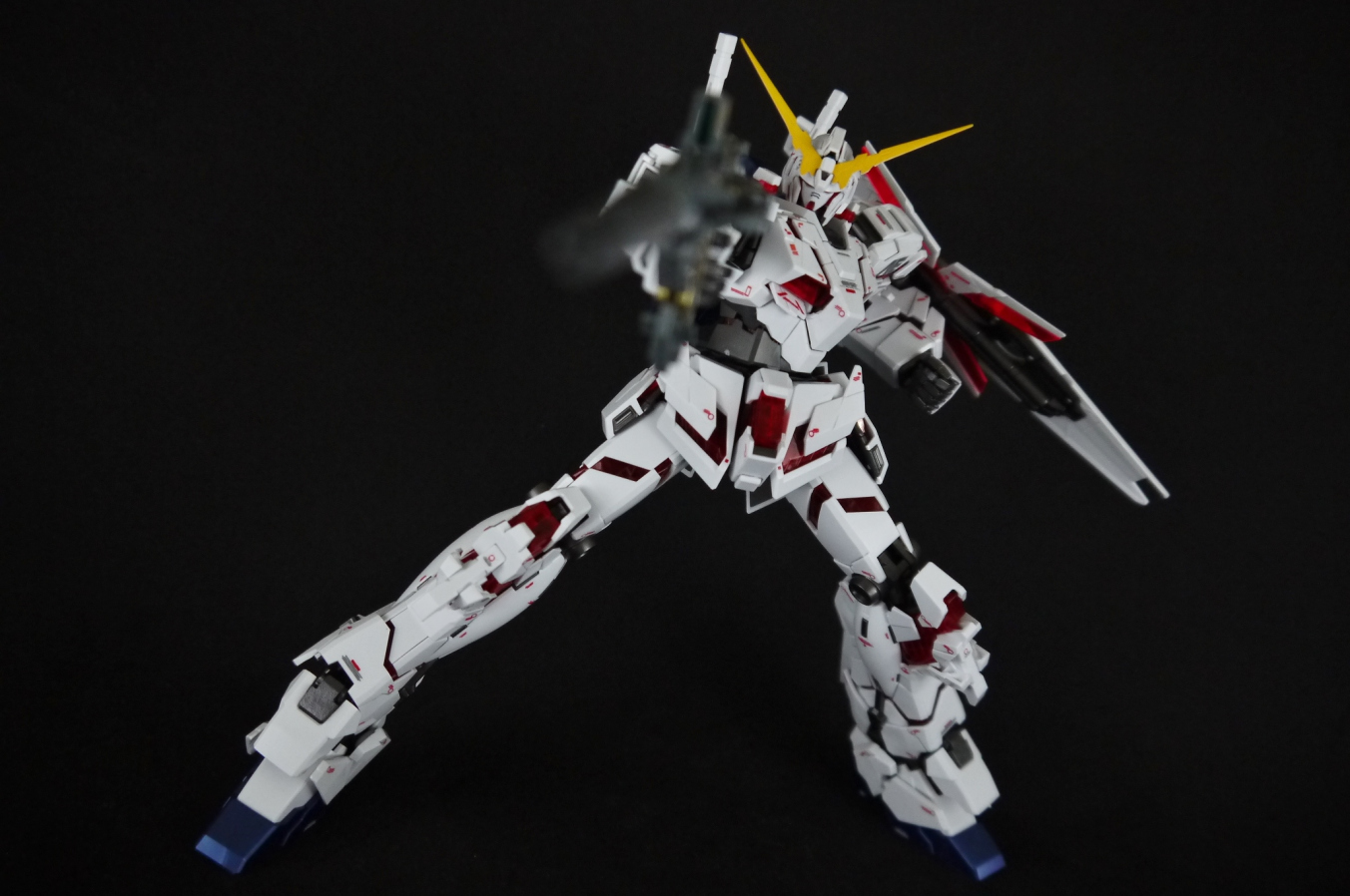MG 1/100 RX-0 Unicorn Gundam Full Psycho-Frame (OVA Ver.) by Bandai