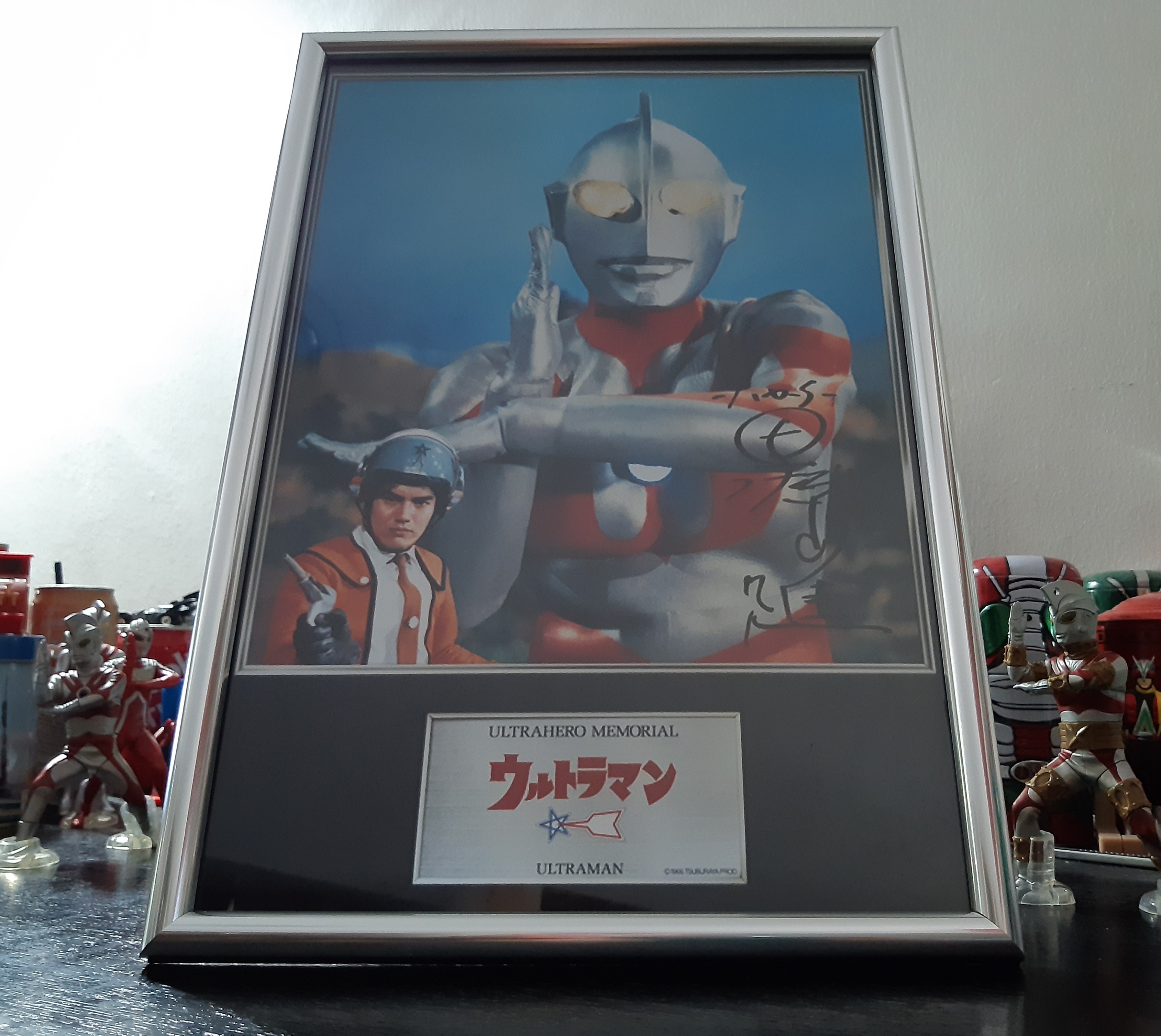 ULTRAHERO MEMORIAL : ภาพเลียนแบบ ULTRAMAN พร้อมลายเซ็นนักแสดง