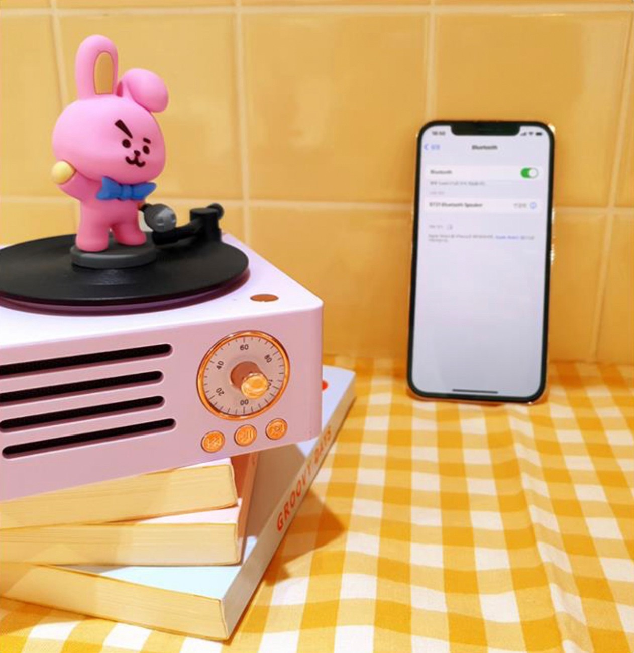 ลำโพงบลูทูธ - BT21 Turntable Bluetooth Speaker and Radio by Line Friends