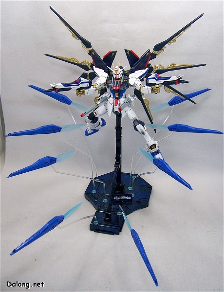 MG 1/100 ZGMF-X20A Strike Freedom Gundam Full Burst Mode by Bandai