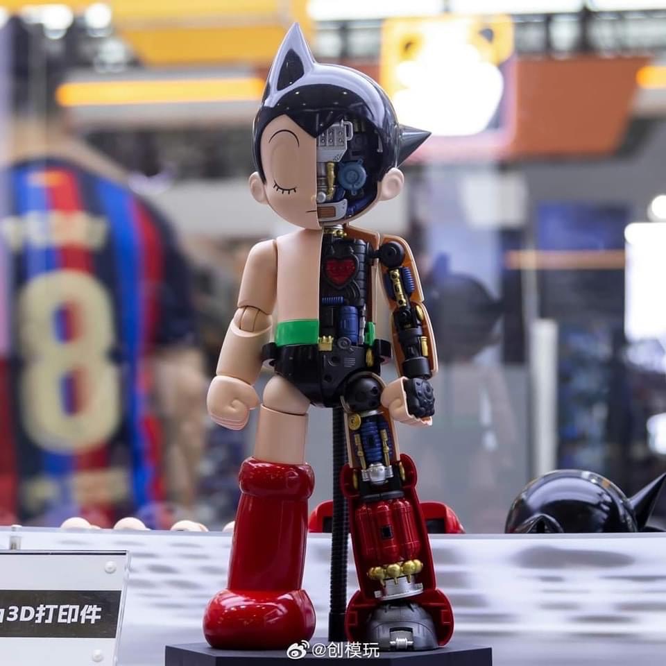 Pre-order : Astro Boy Plastic Model Kit 30 cm! by Tron Model-Kit