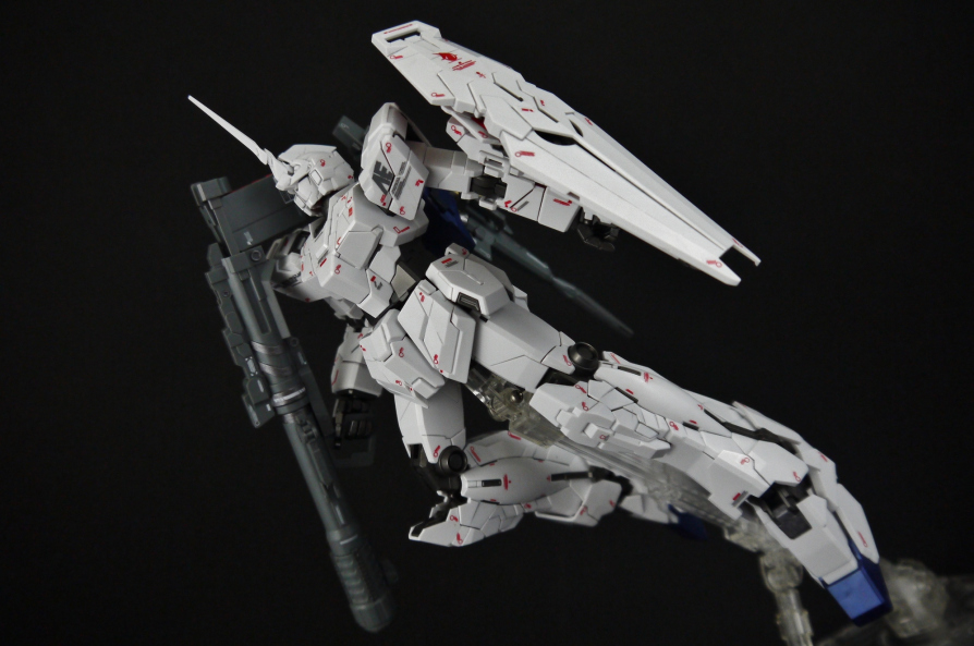 MG 1/100 RX-0 Unicorn Gundam Full Psycho-Frame (OVA Ver.) by Bandai