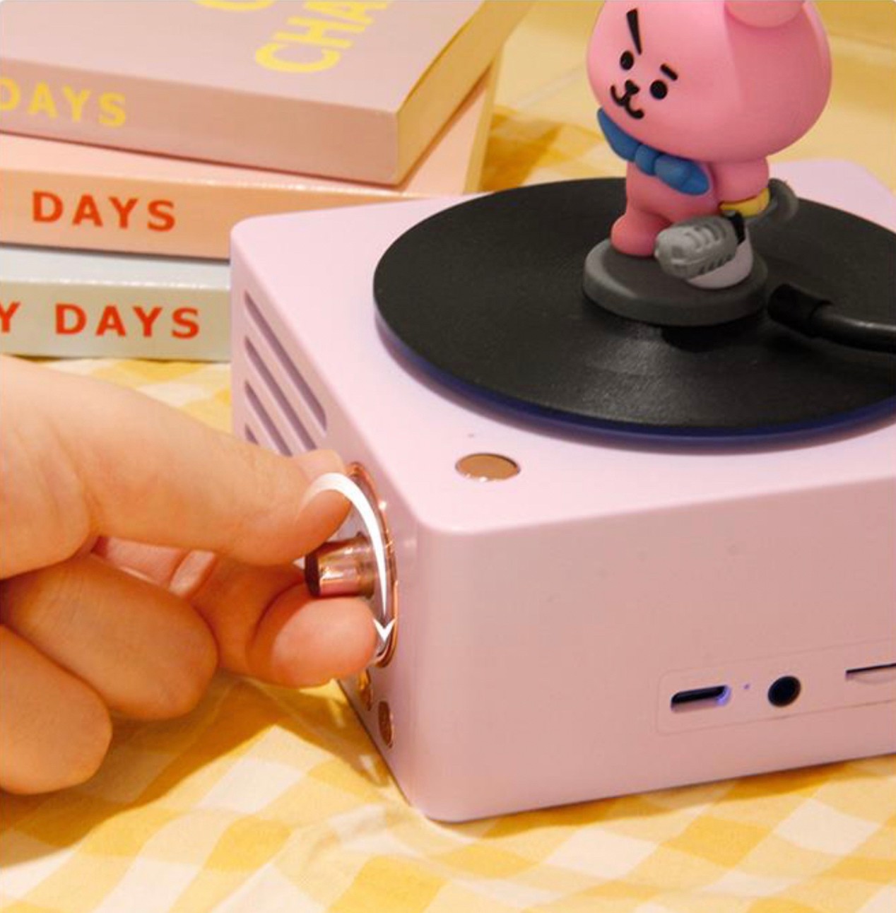 ลำโพงบลูทูธ - BT21 Turntable Bluetooth Speaker and Radio by Line Friends