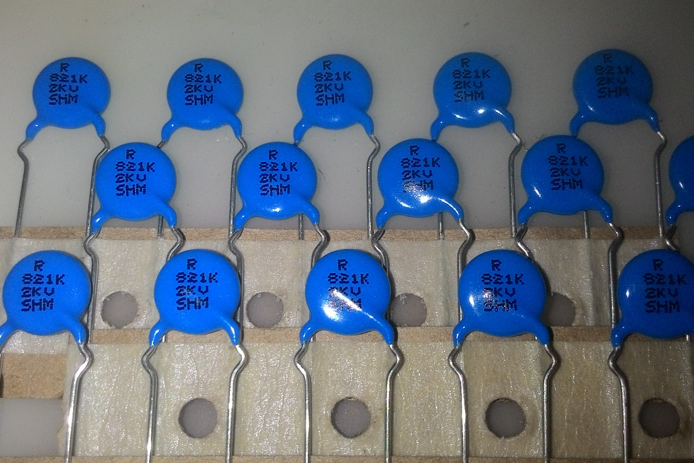 Ceramic Capacitors 821/2KV [820pf/2000V] (15 PCs)