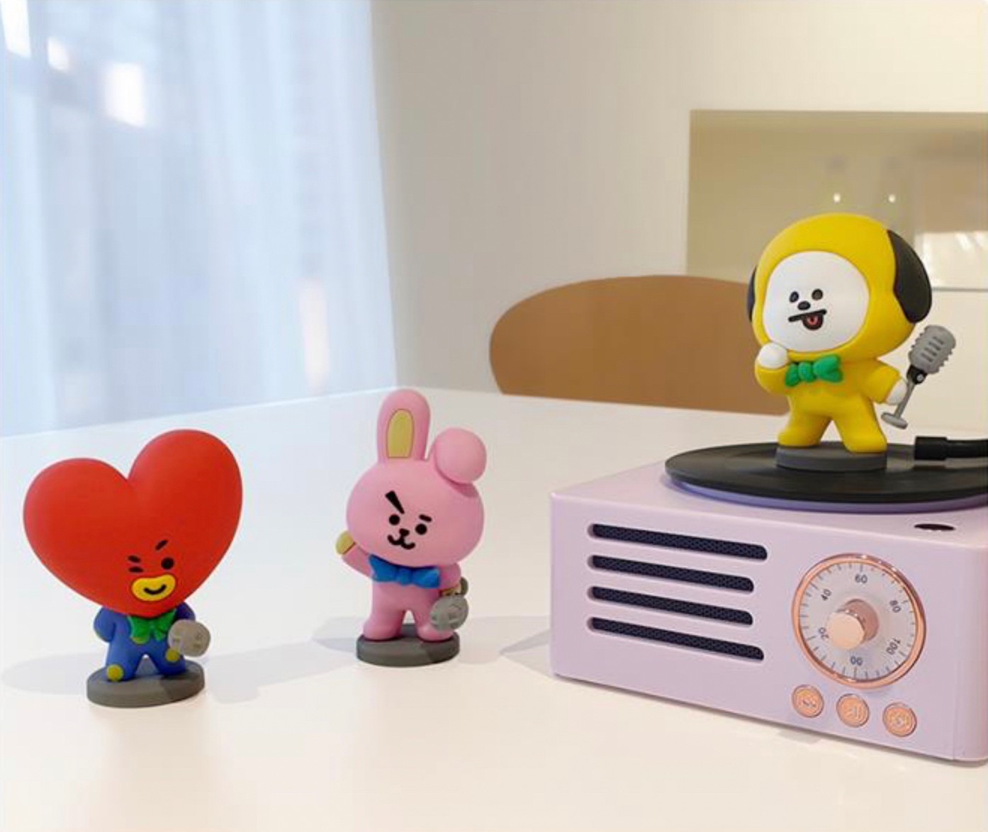 ลำโพงบลูทูธ - BT21 Turntable Bluetooth Speaker and Radio by Line Friends